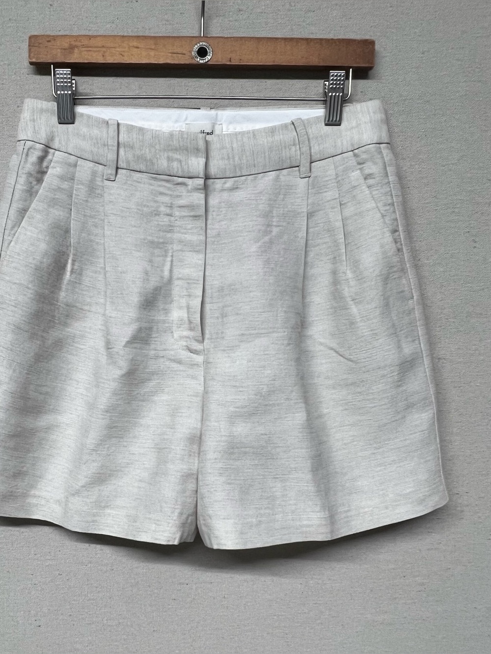 Wilfred Aritzia Linen Blend Effortless
Pleated 5" Shorts Size 8
M / US 8-10